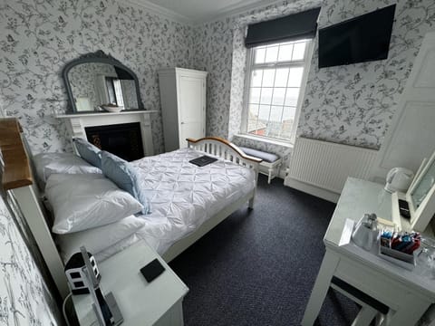 Bed, TV and multimedia, Bedroom, Sea view, wardrobe