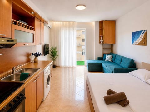 Bed, Balcony/Terrace, oven, washing machine