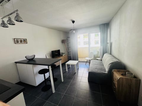 Bed, TV and multimedia, Kitchen or kitchenette, Living room, Seating area, Dining area