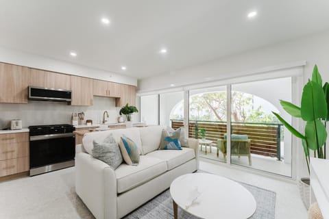 Patio, TV and multimedia, View (from property/room), Balcony/Terrace, Kitchen or kitchenette, Living room, Seating area, Dining area, stove