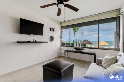 Communal lounge/ TV room, Natural landscape, TV and multimedia, Living room, Seating area, Evening entertainment, Sea view