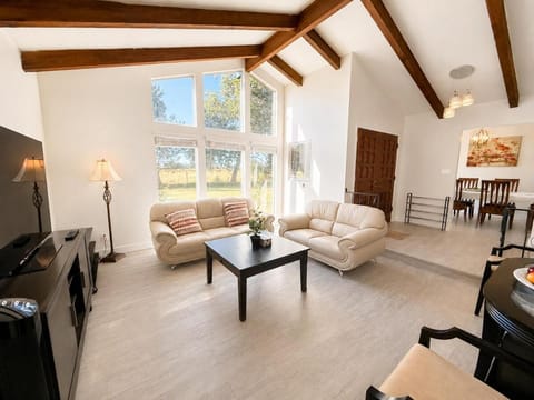 Communal lounge/ TV room, TV and multimedia, Living room, Seating area