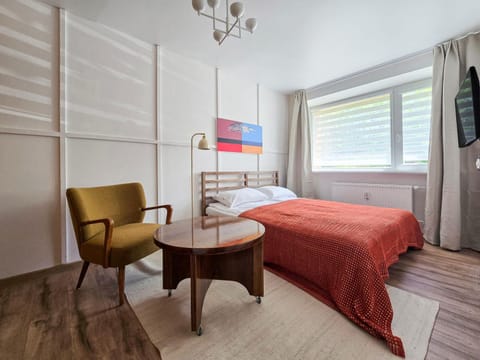 Bed, TV and multimedia, Bedroom