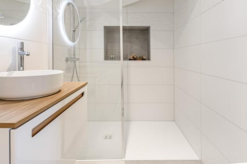 Shower, Toilet, Bathroom, towels, acessibility