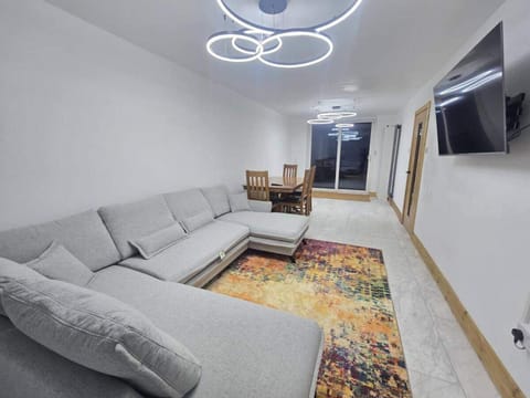 TV and multimedia, Living room, Seating area, Dining area