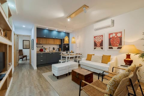 TV and multimedia, Kitchen or kitchenette, Living room, Dining area, oven, air conditioner