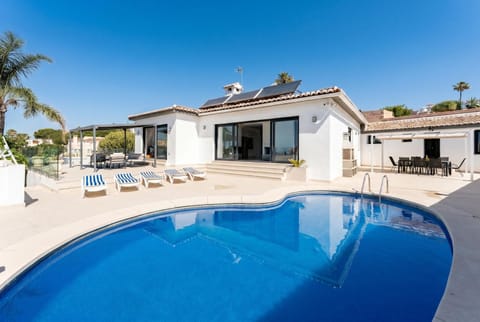 Property building, Patio, Off site, Day, BBQ facilities, Swimming pool, Swimming pool, sunbed