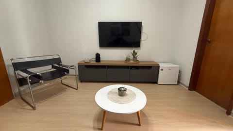 TV and multimedia, Coffee/tea facilities, Living room, Seating area, Dining area