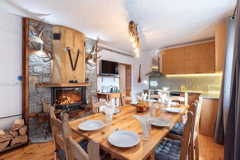 Kitchen or kitchenette, Dining area
