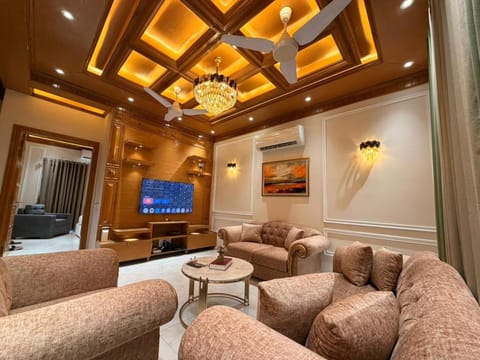 Communal lounge/ TV room, TV and multimedia, Living room, Seating area, Evening entertainment