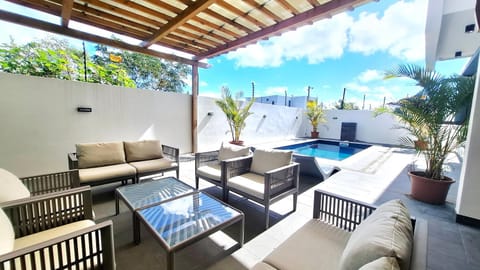 Patio, Swimming pool, sunbed