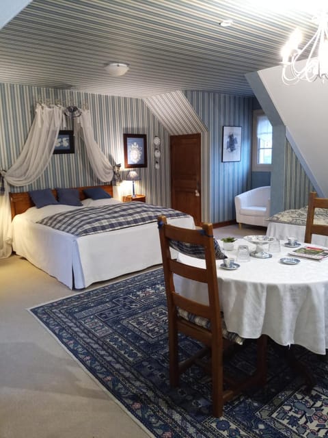 Bed, Living room, Seating area, Bedroom, Swimming pool, Breakfast