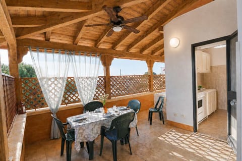 Patio, Restaurant/places to eat, Living room, Banquet/Function facilities, Seating area, Dining area, fireplace
