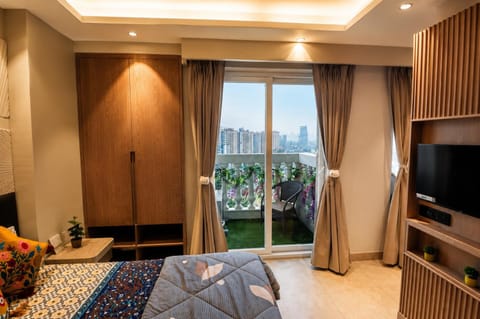 Bed, TV and multimedia, Photo of the whole room, Seating area, Bedroom