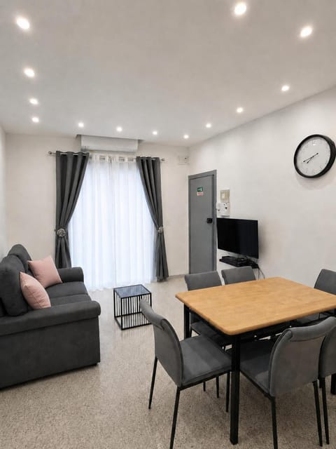 Communal lounge/ TV room, TV and multimedia, Living room, Seating area, Dining area