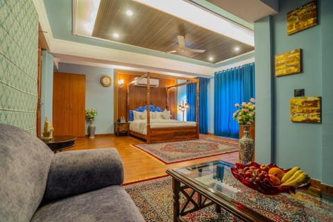 Bed, TV and multimedia, Coffee/tea facilities, Living room, Photo of the whole room, Decorative detail, Seating area, Bedroom, Area and facilities, furniture