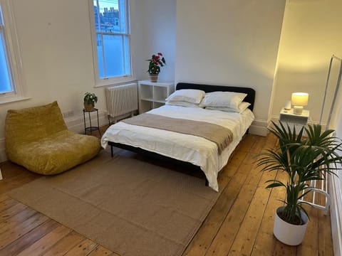 Bed, Seating area, Bedroom, internet