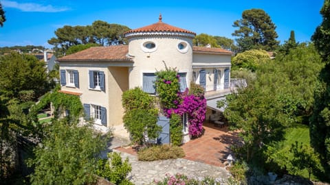Property building, Day, Garden, Garden view