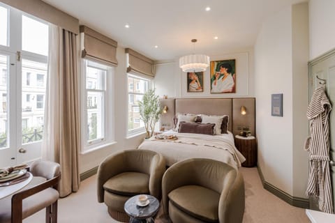 Bed, Living room, Seating area, Bedroom, towels