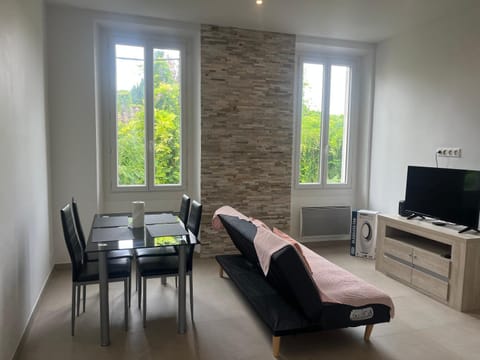 TV and multimedia, Living room, Seating area, Dining area