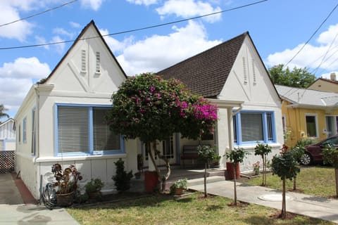 Property building, Spring, Day, Neighbourhood, Garden