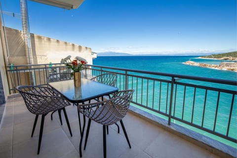 Natural landscape, Balcony/Terrace, Seating area, Dining area, Sea view