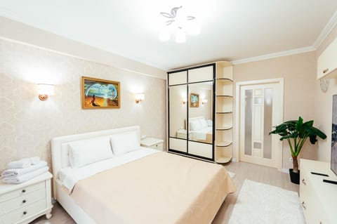 Bed, TV and multimedia, Bedroom, towels, wardrobe
