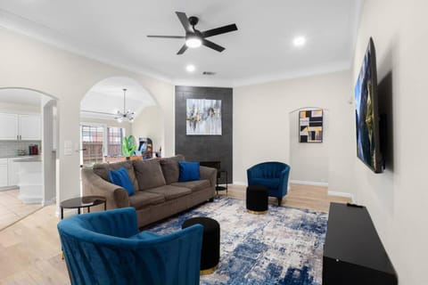 Communal lounge/ TV room, TV and multimedia, Living room, Seating area, Evening entertainment