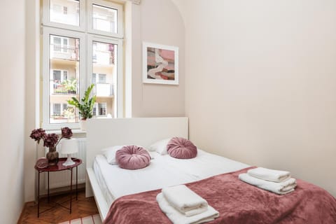 Bed, Photo of the whole room, Decorative detail, Bedroom, towels