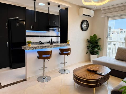 Balcony/Terrace, Kitchen or kitchenette, Living room, Seating area, City view, air conditioner