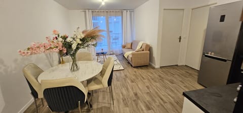 Kitchen or kitchenette, Living room, Seating area, Dining area, oven