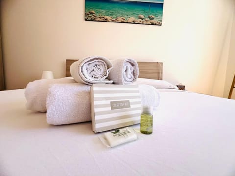 Bed, towels