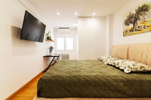 Bed, TV and multimedia, Bedroom