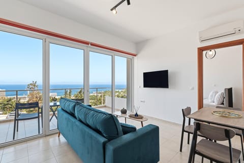 Natural landscape, TV and multimedia, View (from property/room), Balcony/Terrace, Living room, Seating area, Dining area, Sea view, air conditioner