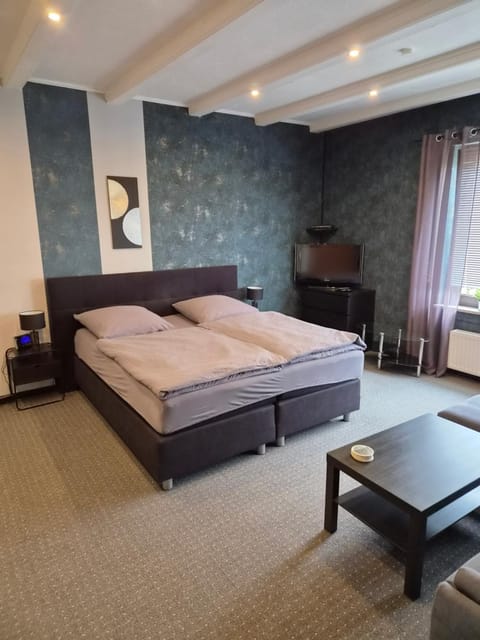 Bed, TV and multimedia, Photo of the whole room, Bedroom