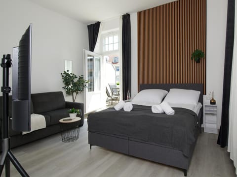 Bed, TV and multimedia, Living room, Photo of the whole room, Seating area, Evening entertainment, Bedroom