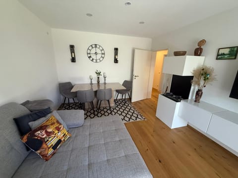 Communal lounge/ TV room, TV and multimedia, Living room, Seating area, Evening entertainment