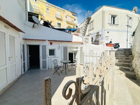 Property building, Facade/entrance, Balcony/Terrace