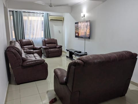 TV and multimedia, Living room, Decorative detail, Seating area, Evening entertainment, City view, internet, air conditioner