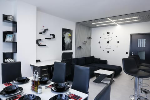 Communal lounge/ TV room, TV and multimedia, Living room, Seating area, Dining area, Evening entertainment