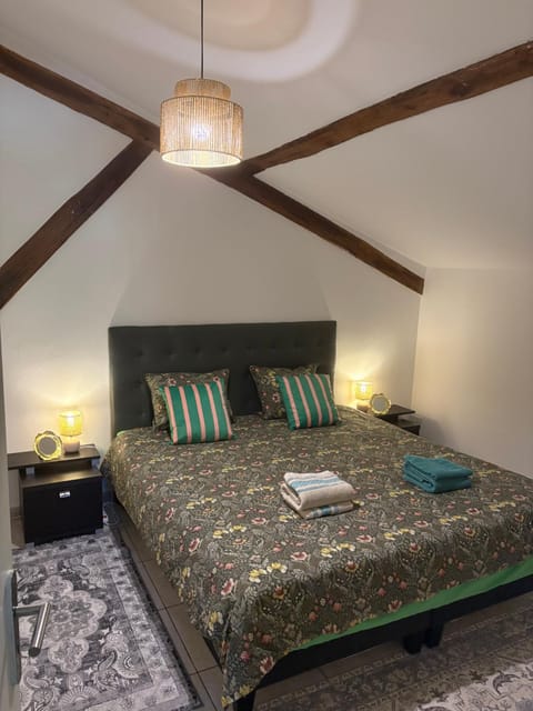 Bed, Bedroom, towels