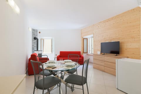 Communal lounge/ TV room, TV and multimedia, Kitchen or kitchenette, Seating area, Dining area, Evening entertainment