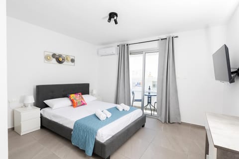 Bed, TV and multimedia, Balcony/Terrace, Decorative detail, Bedroom, Entertainment, furniture, internet, towels