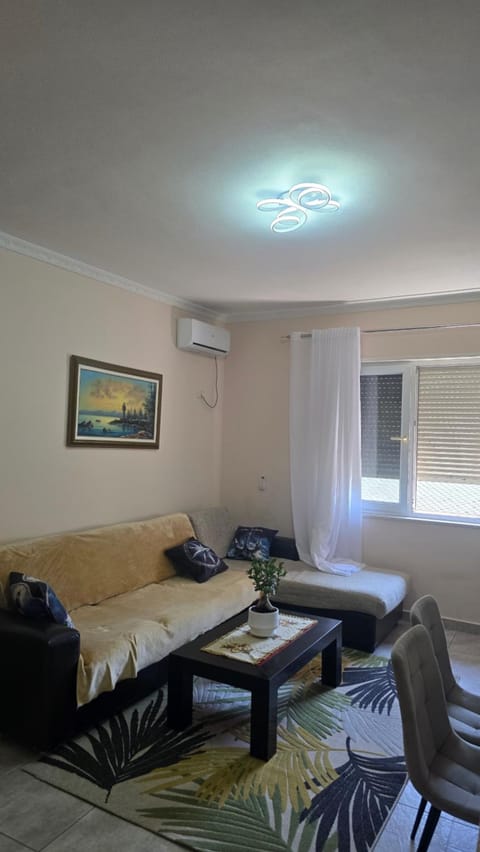 Photo of the whole room, Seating area