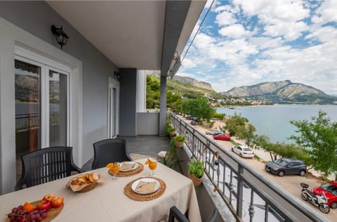 Day, Natural landscape, View (from property/room), Balcony/Terrace, Seating area, Dining area, Food, Sea view