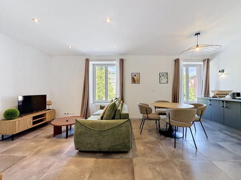 TV and multimedia, Living room, Seating area, Dining area