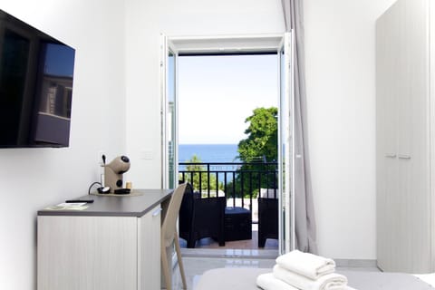 Bed, Natural landscape, TV and multimedia, View (from property/room), Balcony/Terrace, Photo of the whole room, Bedroom, Sea view, towels