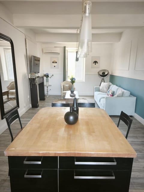 Kitchen or kitchenette, Living room, Seating area, Dining area, stove