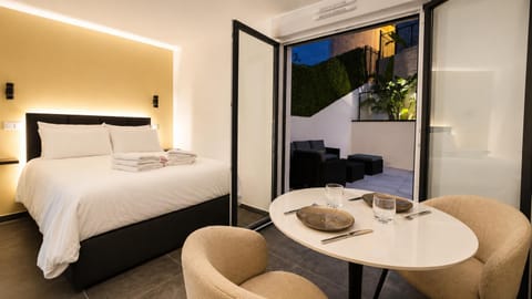 Bed, Living room, Photo of the whole room, Bedroom