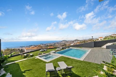 Day, Natural landscape, Pool view, Sea view, Swimming pool, sunbed